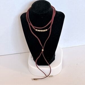 Elegant Boho Gold and Red suede like bolo rope Necklace with feathers EUC